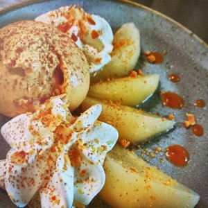 poire vanille et miel et sa glace caramel au beurre salé